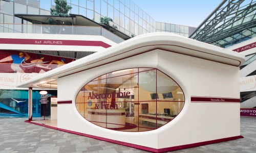 出发即出片 A&F Airlines快闪空间亮相三里屯 品牌代言人李现诠释摩登穿搭